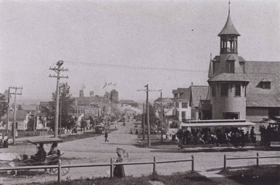 Old Orchard Beach, Maine: Old Orchard med utsikt mot stranden (s/v foto) av American Photographer (after)