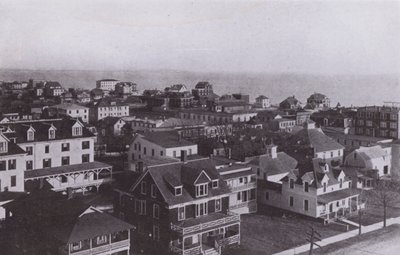 Old Orchard Beach, Maine: Byn ser österut från Old Orchard House (s/v foto) av American Photographer (after)