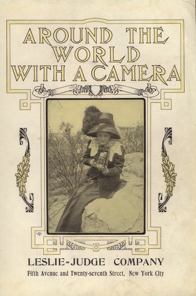 Titelsidesillustration för Around the World with a Camera (s/v foto) av American Photographer (after)