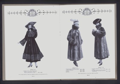 Tvåsidigt uppslag från The Theatre of Fur Fashion (s/v foto) av American Photographer (after)