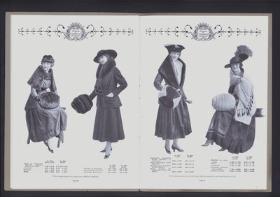 Tvåsidigt uppslag från The Theatre of Fur Fashion (s/v foto) av American Photographer (after)