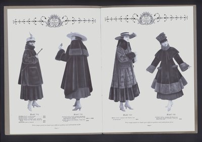 Tvåsidigt uppslag från The Theatre of Fur Fashion (s/v foto) av American Photographer (after)