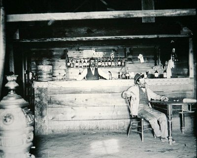 En salong i Albany County, Wyoming, ca 1890 (s/v foto) av American Photographer