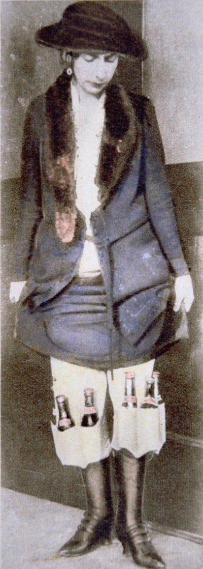 En kvinna som gömde illegala ölflaskor under sin kjol i speciella underklädesfickor under det amerikanska förbudet (1920-33) (färgad bild) av American Photographer