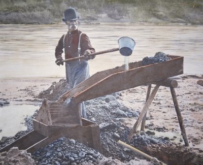 Amerikansk guldprospektör som använder en sluslåda (handfärgat foto) av American Photographer