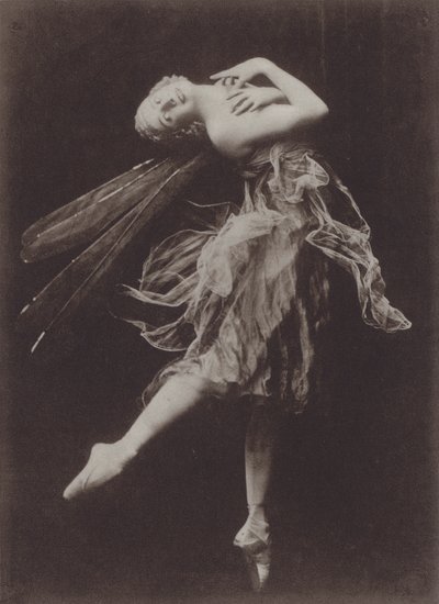 Anna Pavlova i The Dragon Fly (svartvitt foto) av American Photographer