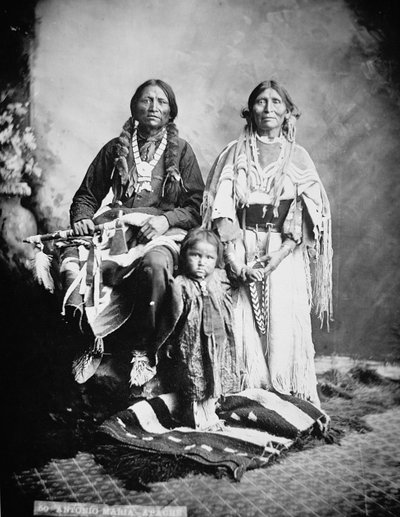 Apache-chefen Antonio Maria med sin familj av American Photographer