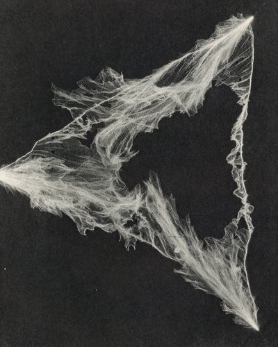 Konstgjord blixt producerad i ett laboratorium (svartvitt foto) av American Photographer