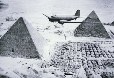 C-47 flyger över Egyptens pyramider av American Photographer