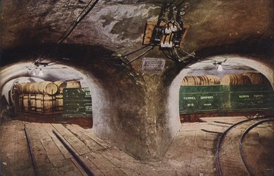 Chicago: Underjordisk tunnel vid gatukorsning, med lastade godsvagnar (färgfoto) av American Photographer