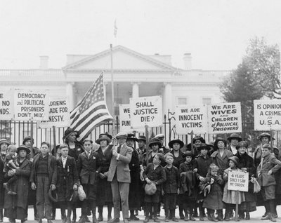 Barn i Vita huset vädjar till presidenten för frigivning av politiska fångar, 1922 (s/v foto) av American Photographer