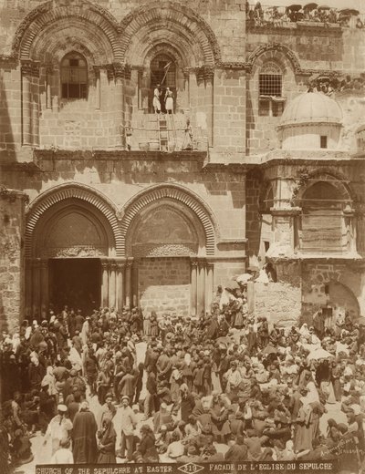 Heliga gravens kyrka, Jerusalem, med gården full av pilgrimer samlade till påsk, 1898-1911 av American Photographer