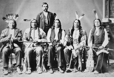 Delegation av Sioux-hövdingar, ledd av Red Cloud (1822-1909) i Washington D.C. för att se president Ulysses S. Grant (1822-85) 1870 (s/v foto) av American Photographer