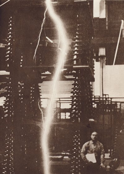 Urladdning av konstgjord blixt från en generator på fem miljoner volt (svartvitt foto) av American Photographer