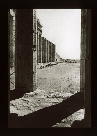 Förgården till Hatshepsuttemplet, Deir El-Bahri (lanternrutschbana) av American Photographer