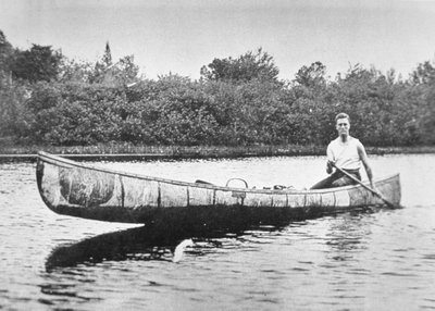 Franklin D. Roosevelt (1882-1945) paddlar en björkkanot på Campobello Island, New Brunswick av American Photographer