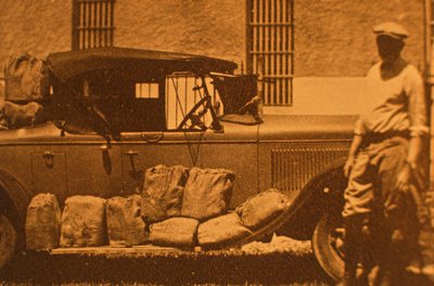 Skinkor - sexflaskors paket i halm och papper för stoppning i säckväv, under förbud (sepiafoto) av American Photographer