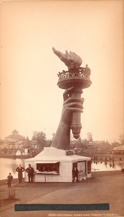 Frihetsgudinnans hand och ficklampa, ca 1876 (albumintryck) av American Photographer
