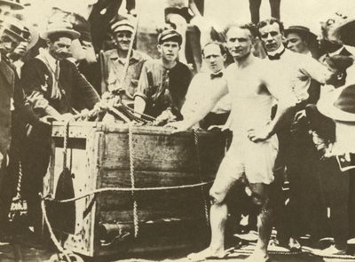 Harry Houdini sänks ned i den istäckta Detroitfloden 1907 (svartvitt foto) av American Photographer