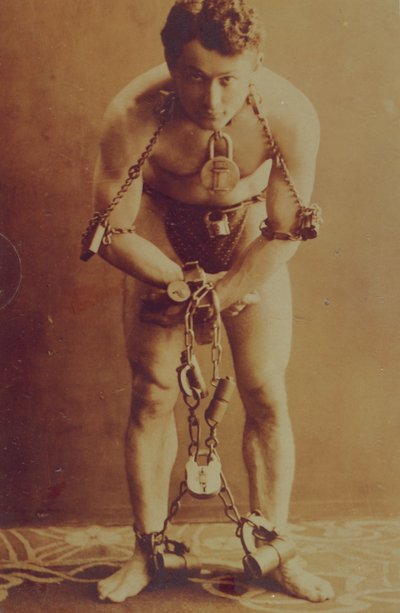 Harry Houdini i kedjor, ca 1899 av American Photographer