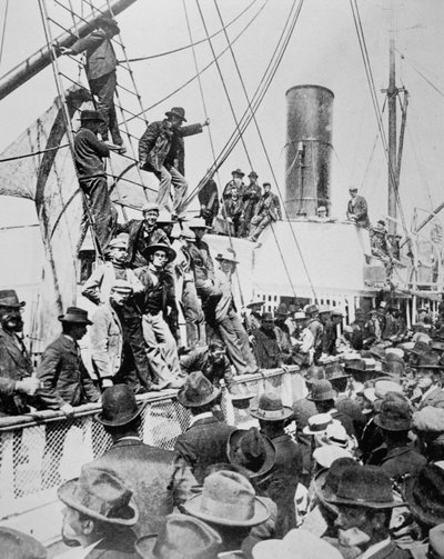Hoppfulla prospektörer lämnar Vancouver under Klondike Gold Rush (1897-98) 1898 (s/v foto) av American Photographer