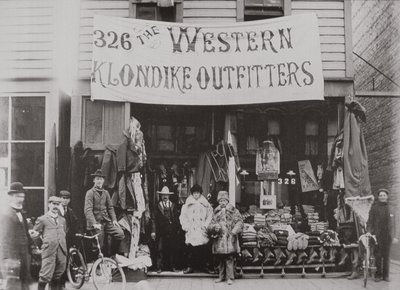 Klondike Outfitters butik, Cordova Street, Vancouver 1897 (s/v foto) av American Photographer