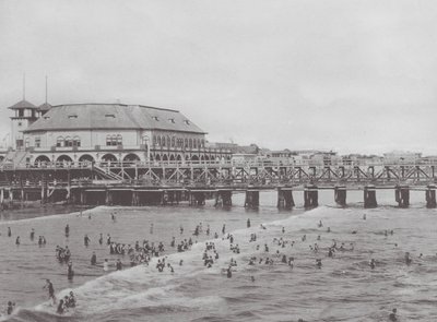 Long Beach, Kalifornien: Municipal Auditorium och badscen (svartvitt foto) av American Photographer