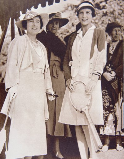 Mrs Helen Wills Moody (höger) den amerikanska tennismästaren, möter hertiginnan av York på All-England Club i Wimbledon under Lawn Tennis Championship 1935 (s/v foto) av American Photographer