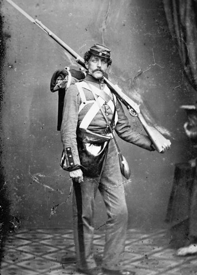 New York State Militiaman med slaggevär-musköt (s/v foto) av American Photographer