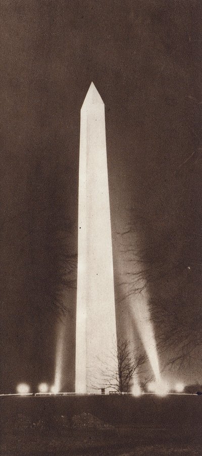 Obelisken upplyst av strålkastare på natten (svartvitt foto) av American Photographer