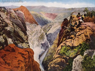 På randen till Royal Gorge (färgfoto) av American Photographer