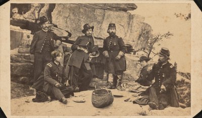 "En del av general Gearys stab. Taget på Lookout Mountain Summit på juldagen.",1863 (foto) av American Photographer