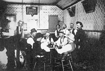 Spela kort i en västerländsk saloon, ca 1900 (s/v foto) av American Photographer
