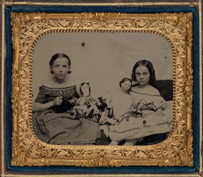 Porträtt av två flickor med dockor,ca. 1860 (foto) av American Photographer