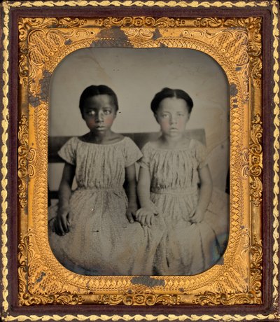 Porträtt av två flickor,ca. 1860 (foto) av American Photographer