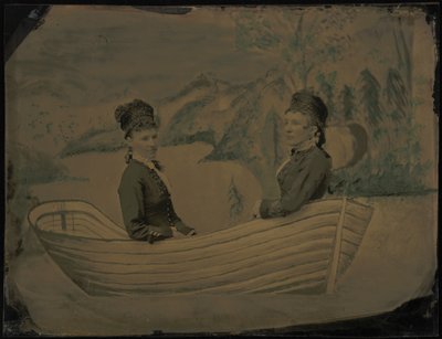 Porträtt av två kvinnor i en båt,1880-tal (foto) av American Photographer