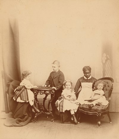 Porträtt av en kvinna och fyra barn,1860-talet (foto) av American Photographer