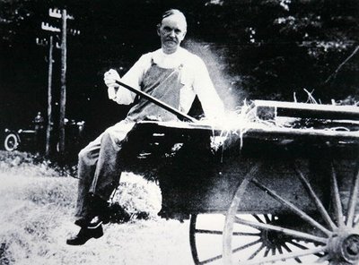 President Calvin Coolidge (1873-1933) poserar som bonde under en semester i Vermont (s/v foto) av American Photographer