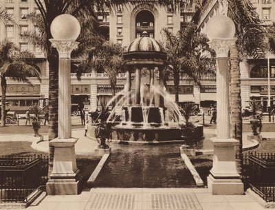 San Diego: Elektrisk fontän i Plaza Park, mot US Grant Hotel, skänkt till staden av Louis J Wilde (svartvitt foto) av American Photographer