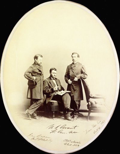Signerat fotografi av Ulysses S. Grant och hans medhjälpare, Orville E. Babcock och Adam Badeau, i militäruniform, ca 1865 av American Photographer