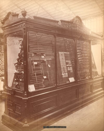 Stanley Rule and Level Co.s utställning, Centennial International Exhibition, Philadelphia, 1876 (albumintryck) av American Photographer
