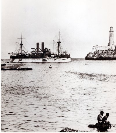 USS Maine anlöper hamnen i Havanna, Kuba, 1898 (se 206526, 206527) av American Photographer