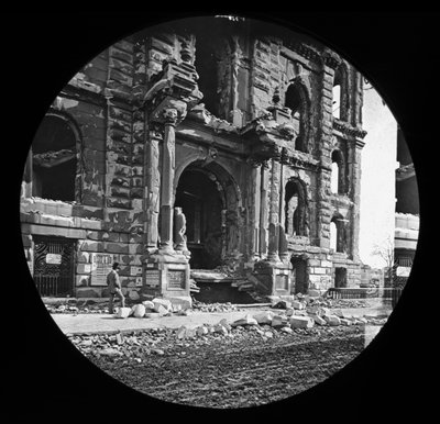 Den västra ingången till domstolsbyggnaden efter den stora branden i Chicago, 1871 (rutschbana av glaslykta) av American Photographer