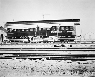 Depån, väntrummet och biljettkontoret i Las Vegas Salt Lake Railroad, Nevada av American Photographer