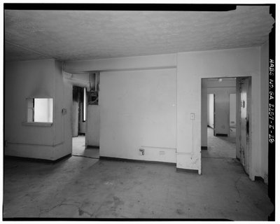 Typisk 2-sovrum med matsal och vardagsrum, hall med ingång till kök och badrum (vänster), hall till sovrum (höger) - Techwood Homes, Building No. 6, 465 Techwood Drive & 119-125 Hunnicutt Street, Atlanta, Fulton County GA av American Photographer