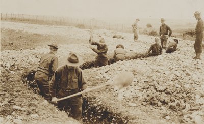 Amerikanska marinsoldater i Frankrike gräver in, 1917-19 av American Photographer