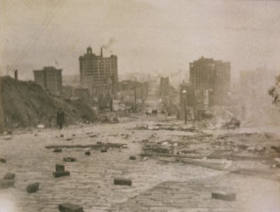 Utsikt över San Franciscos skyline med rök från branden orsakad av jordbävningen, 1906 av American Photographer