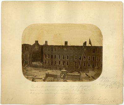 Western Barracks and Parade, Slaget vid Fort Sumter, 15 april 1861 av American Photographer