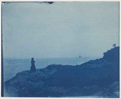 Kvinna som tittar på Schooner från en klippig udde av American Photographer