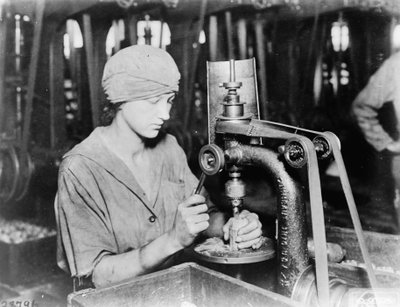 Kvinna försänker sprängkapsrörets hål och fyller hål i handgranaten vid Westinghouse Electric & Mfg. Co., East Pittsburgh, Pa., under första världskriget, 1914-18 av American Photographer